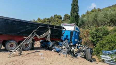 κλαίει-ο-θεός-απόψε-πάνω-από-τα-καλύβια-161920