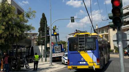 εκτακτο-κολόνα-έπεσε-στο-κεφάλι-14χρονη-170106